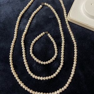 Fresh water pearl set of two necklaces and bracelet.. brand new in box.